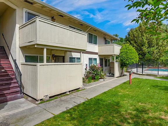 2nd image of 46728 Crawford St #11-L