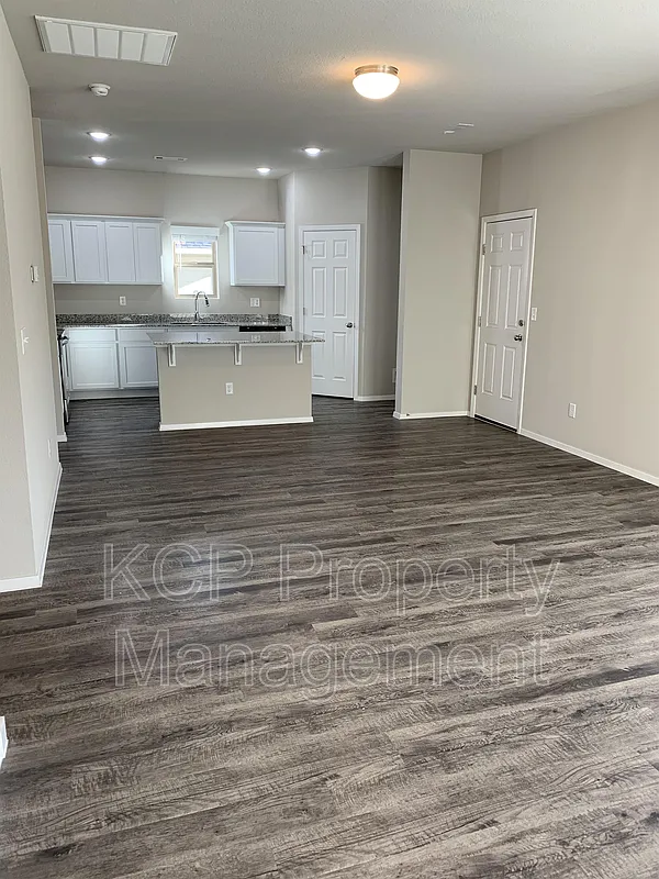 3 bed, 2.5 bath, 2200 sqft, $1,875 — Photo 3