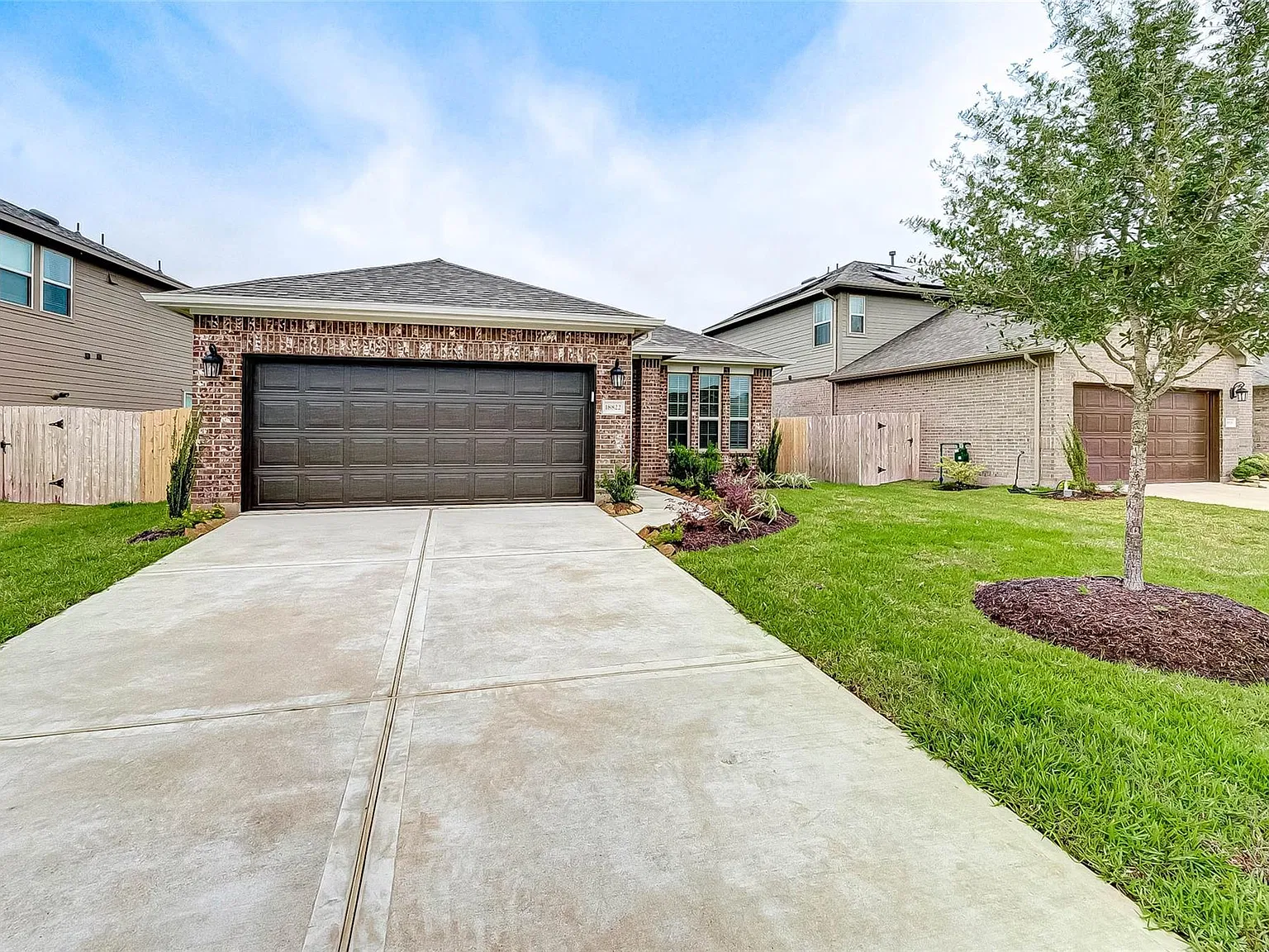 3 bed, 2.0 bath, 1829 sqft, $2,300 — Photo 4