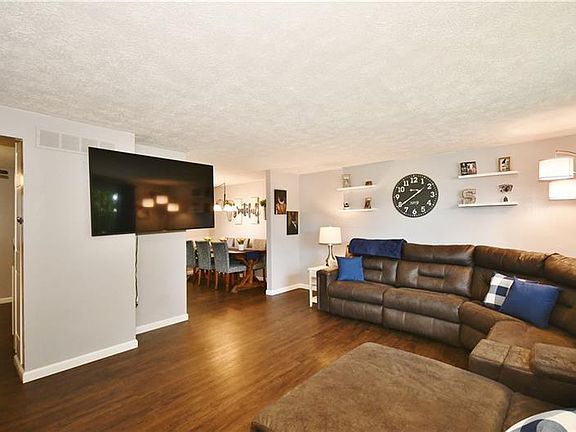2nd image of 415 Sunset Hills Dr