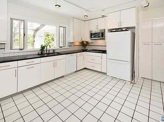 5th image of 799 Birchwood Dr