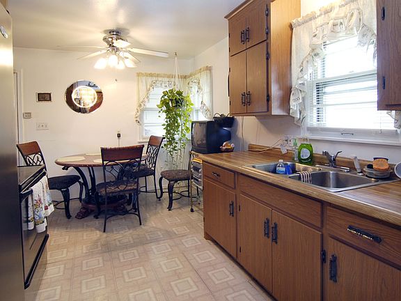 4th image of 2075 Hyacinth Ave E