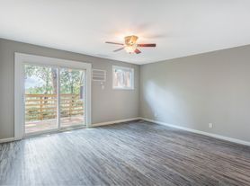 2 Bedroom, 1 Bath on the North Shore!