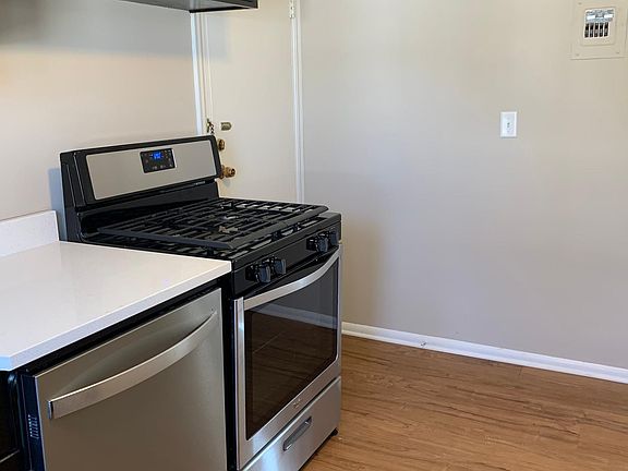 4th image of 900 W 25th St