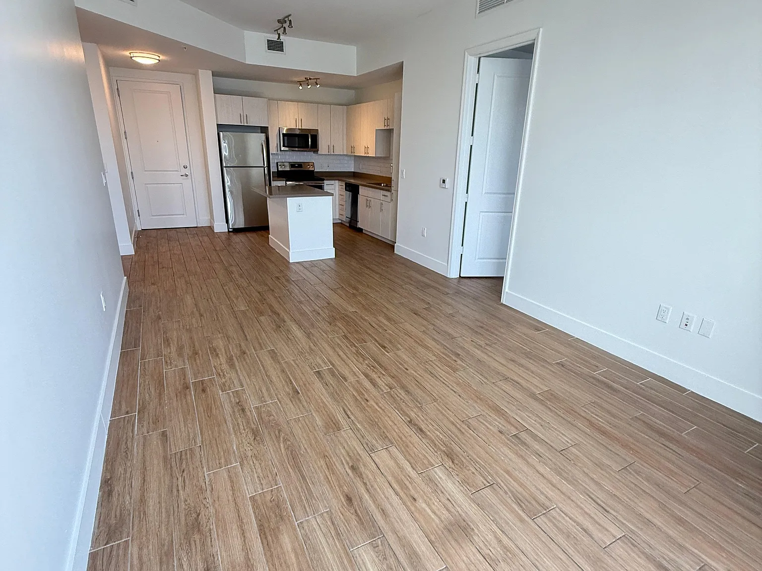 1 bed, 744 sqft, $1,899 — Photo 3