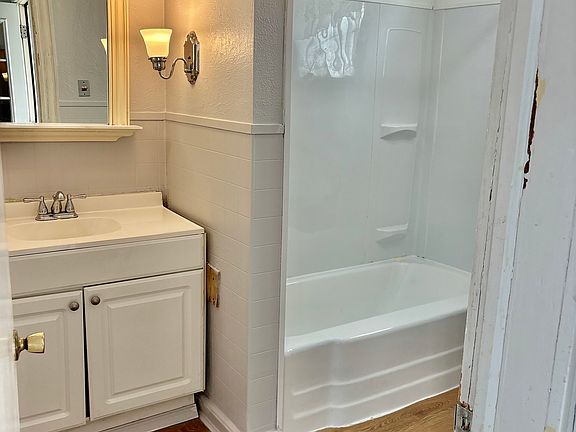 4th image of 69 Rutter St