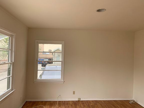 4th image of 11828 Hamlin St #1/2