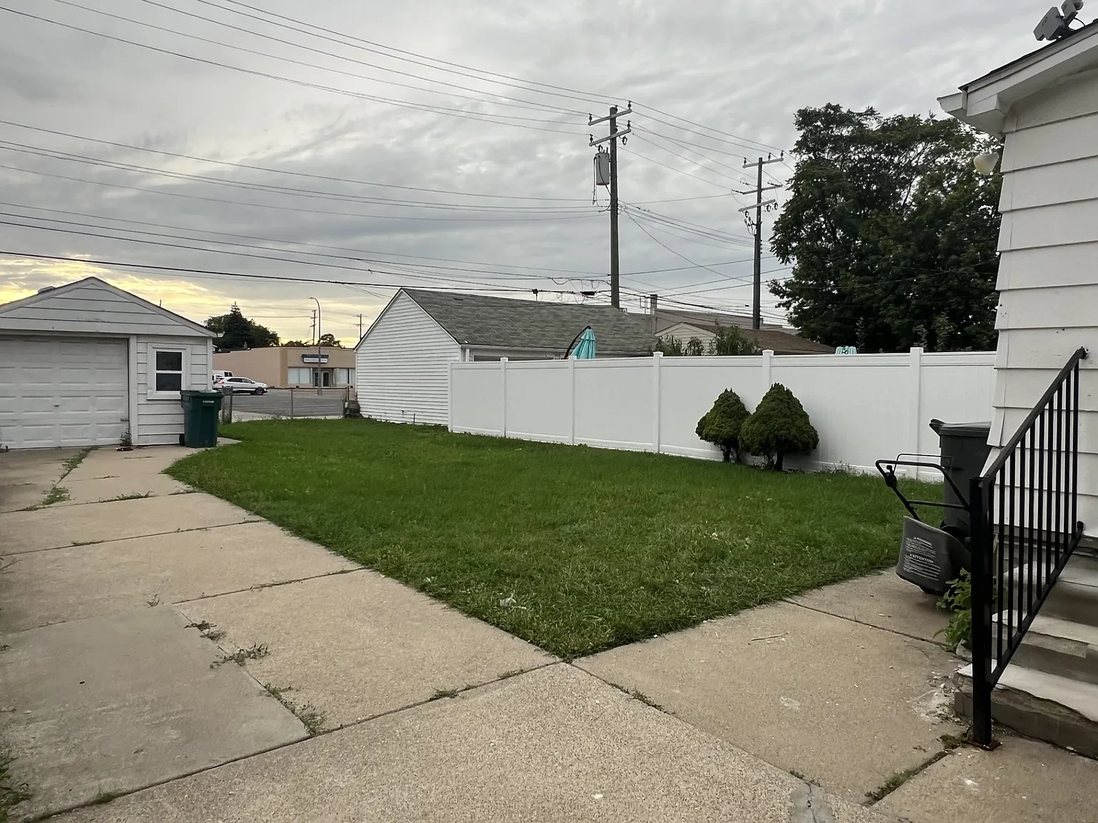 4 bed, 1400 sqft, $2,000 — Photo 2