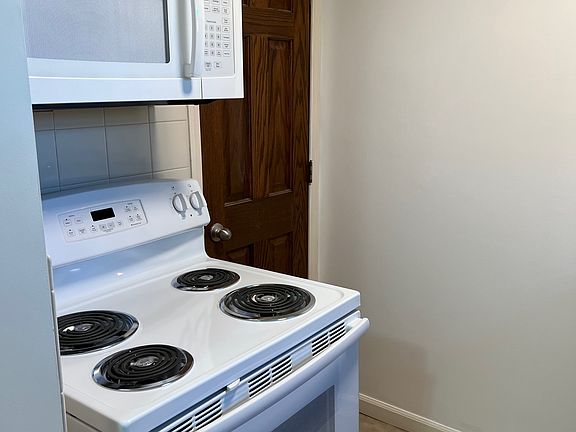 3rd image of 408 N Main St APT 2