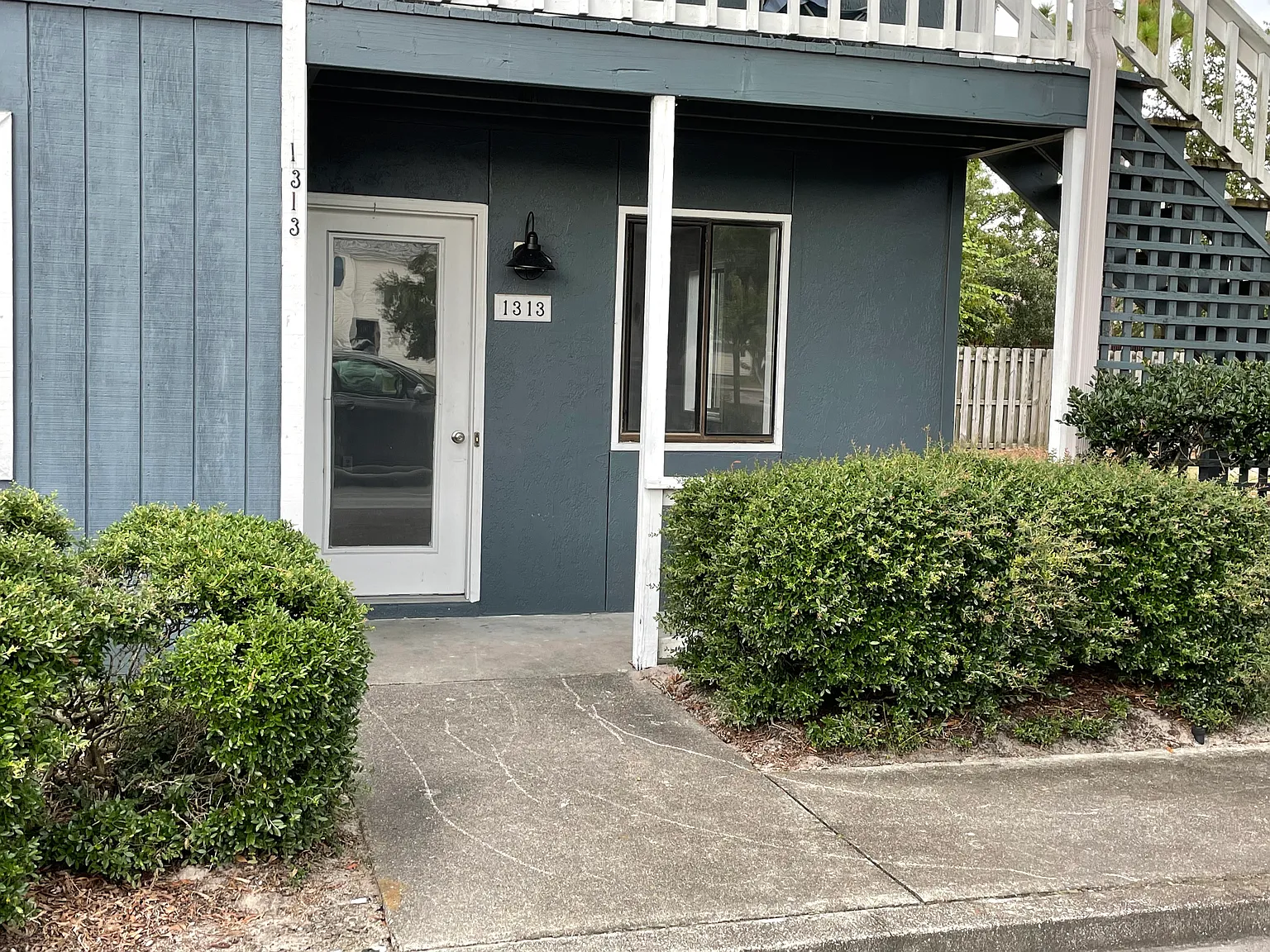 Updated 2 bedroom with 2 bathroom end unit condo! — Photo 1
