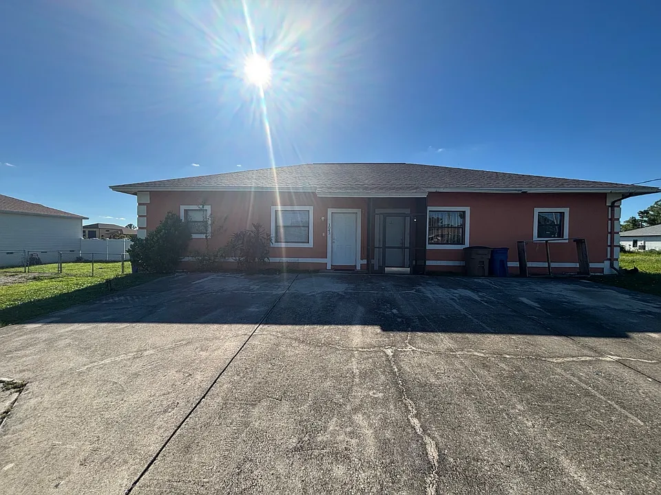 1043 Abrams Blvd