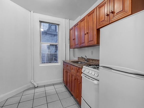 3rd image of 168-170 E 81st St #2B