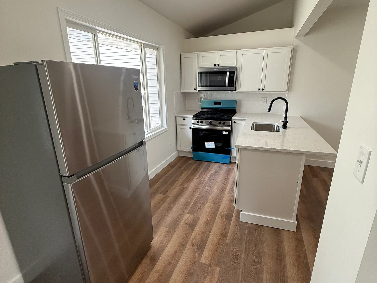 966 Oak St — Photo 3