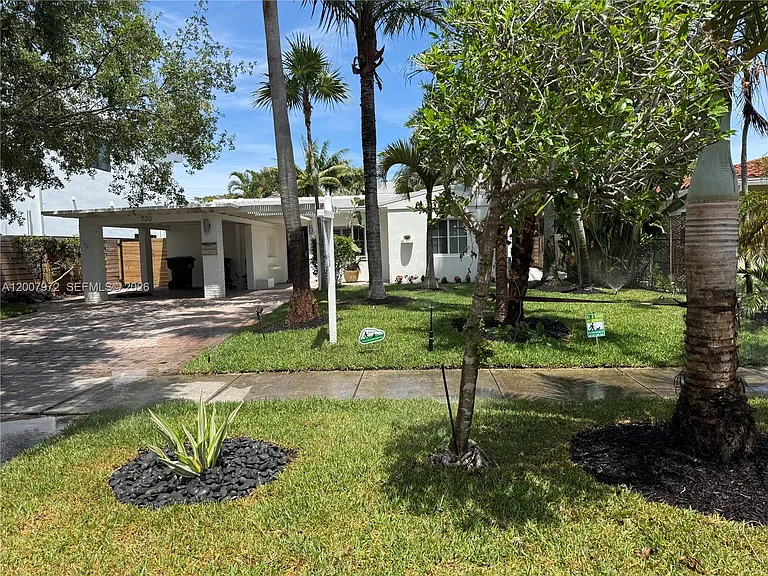 720 NE 17th Ter — Photo 43
