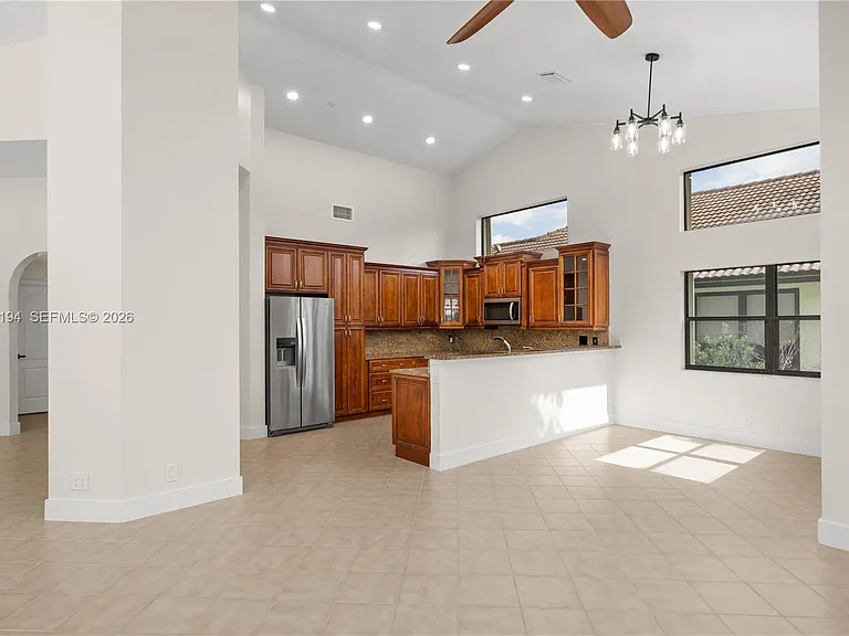 1087 Deerwood Ln — Photo 5
