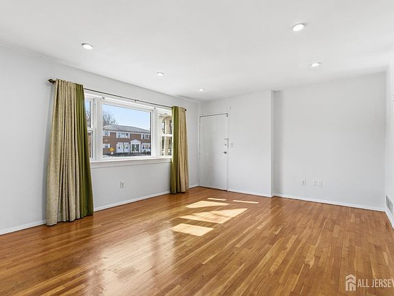 5th image of 161 Evergreen Rd APT 2A