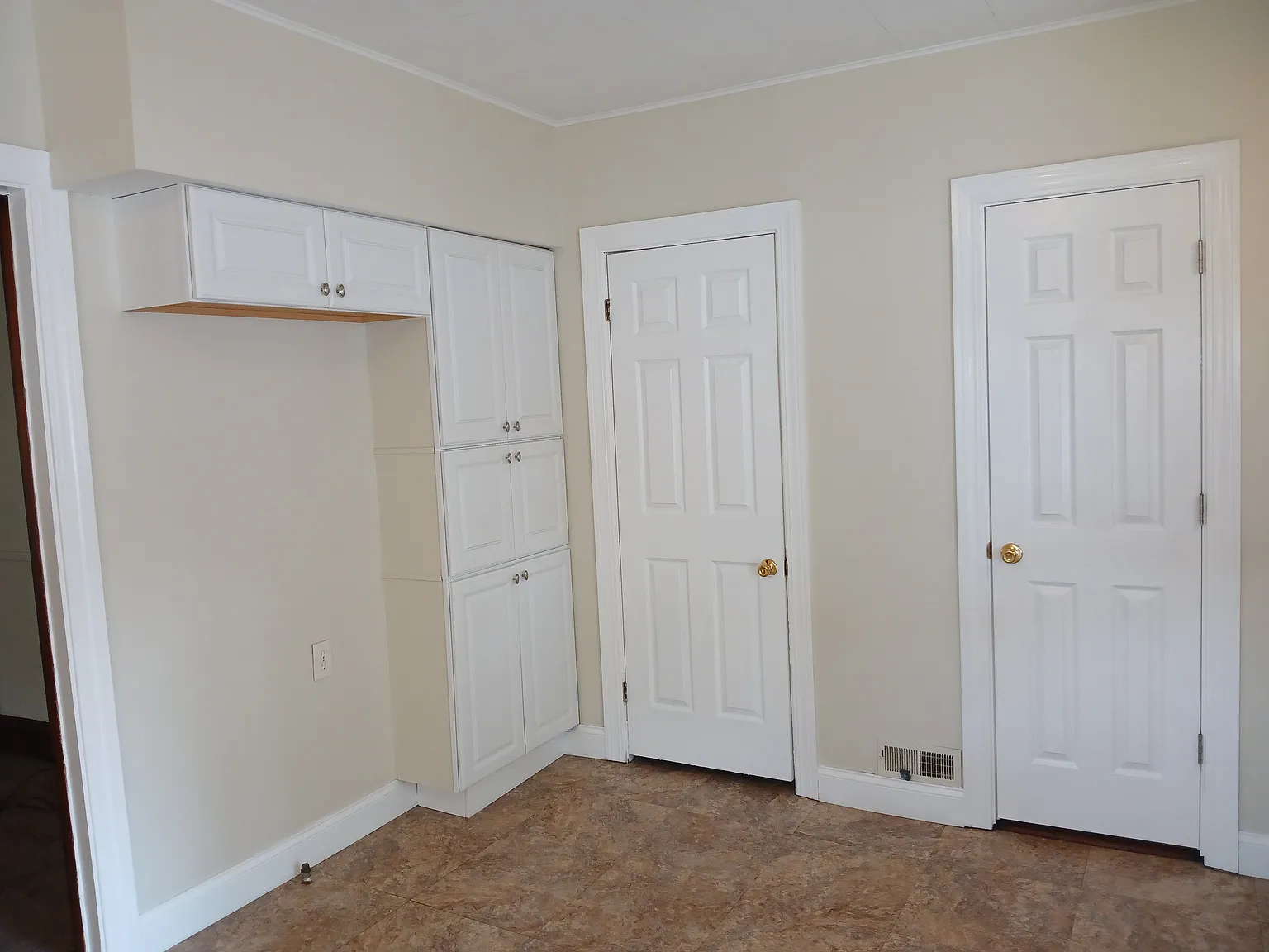 3 bed, 1100 sqft, $1,350 — Photo 1