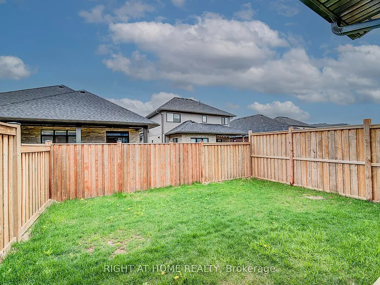 138 Woodberry Cres — Photo 45