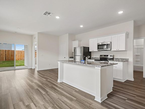 4th image of 708 Cliff Dr