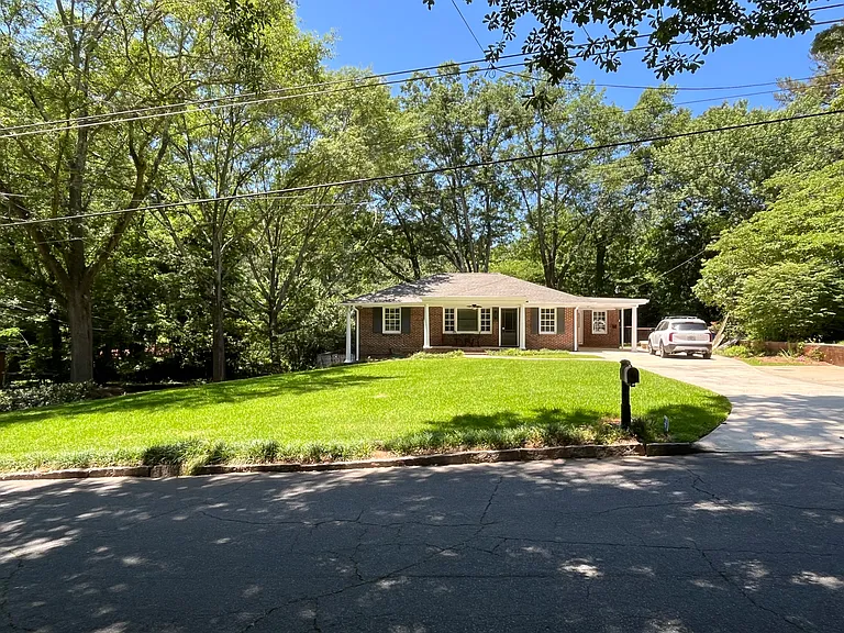 1552 Berkeley Ln — Photo 1