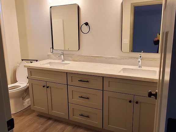 ensuite bathroom with shower/tub