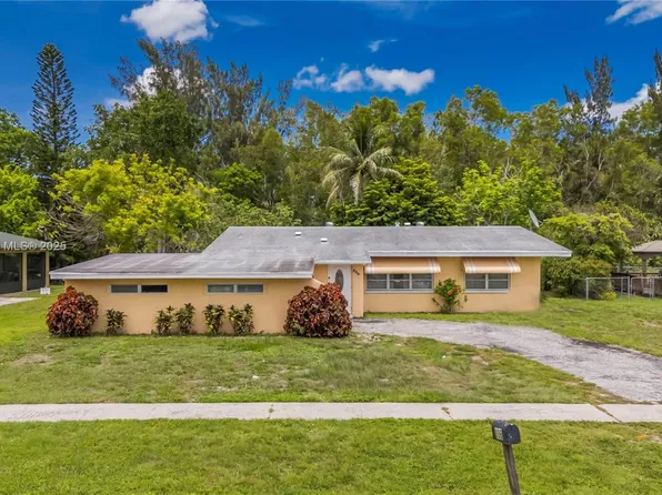 886 Camellia Dr, Royal Palm Beach, FL 33411