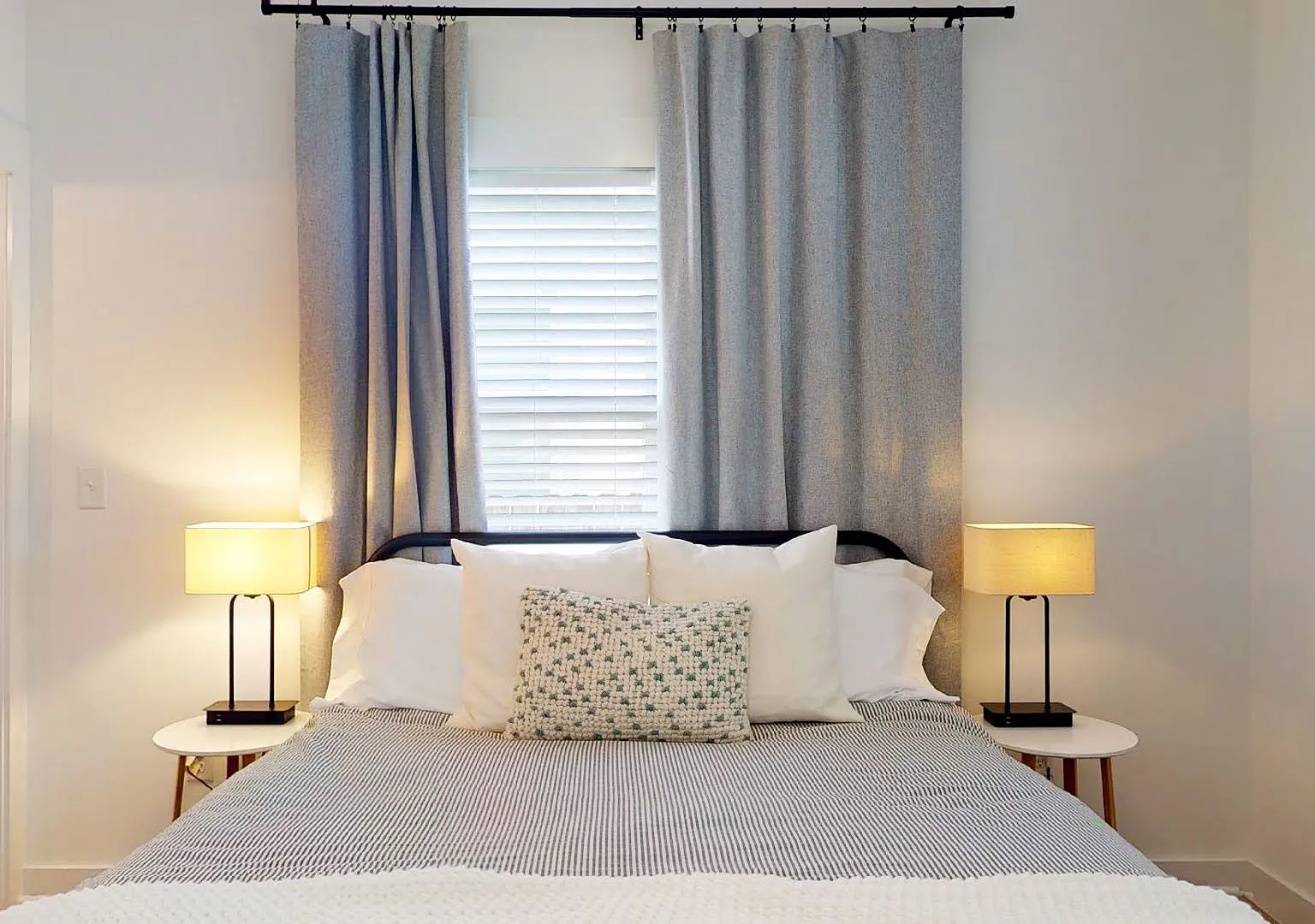 Fully Furnished & Newly Renovated Brooklyn Arts District 2-Bed/2-Bath, Great Location! — Photo 3