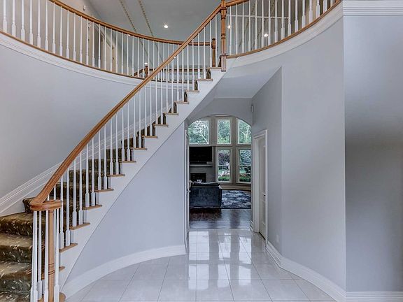 4th image of 22 Schoolhouse Ln