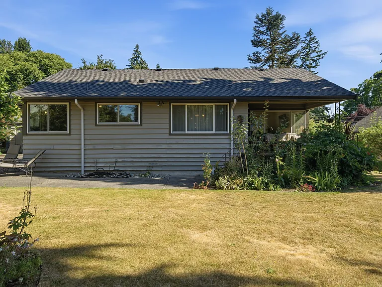 Large, fully enclosed yard and garden area
