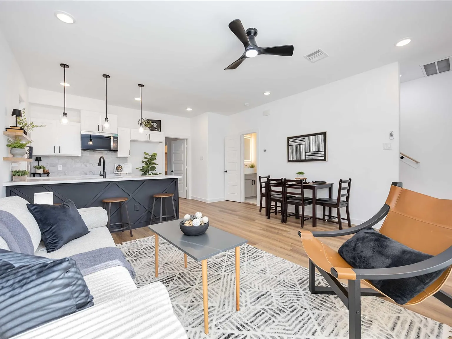 3 bed, 2.5 bath, 1294 sqft, $1,750 — Photo 3