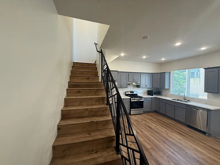 14550 Burbank Blvd #102 — Photo 7