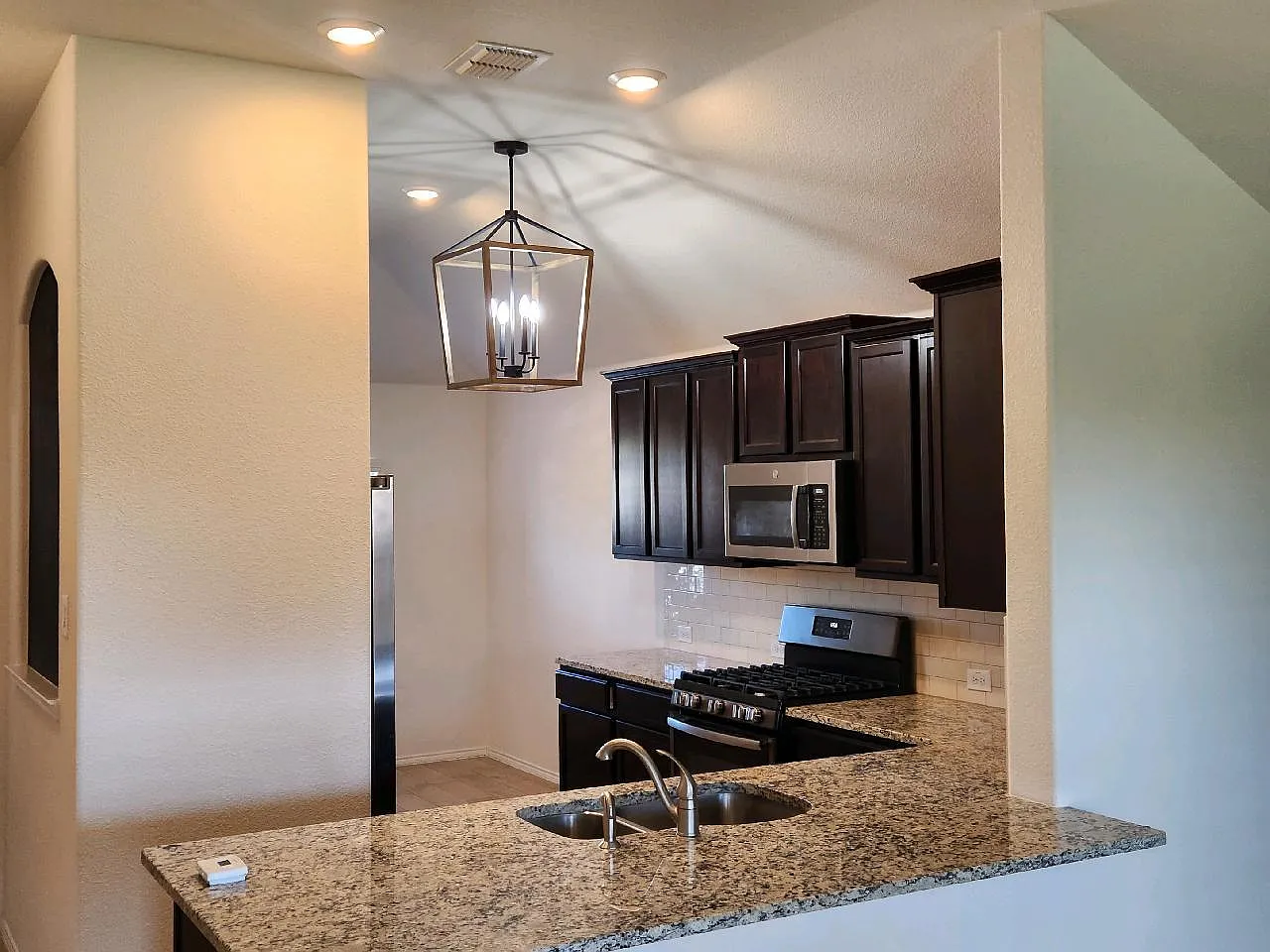 3 bed, 1334 sqft, $2,100 — Photo 2