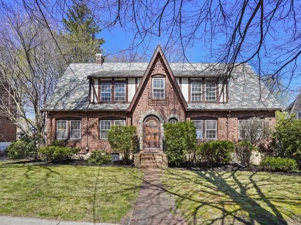 39 Dolphin Rd, Newton, MA 02459