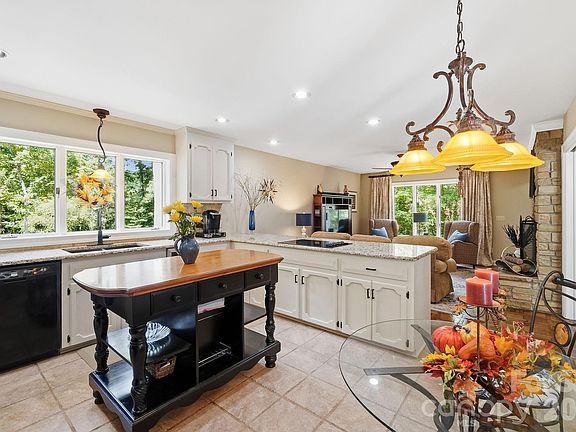 5th image of 211 Lamplighter Ln