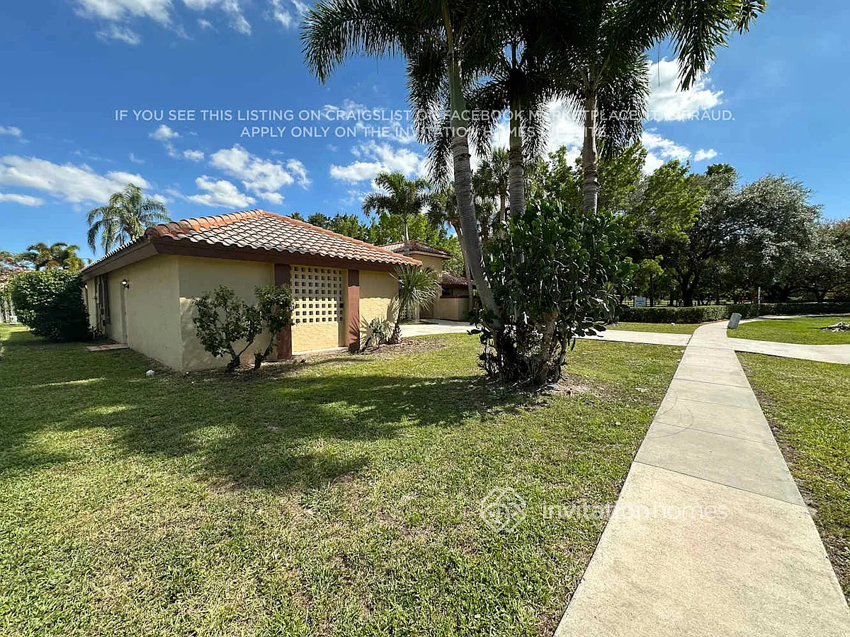 Building Photo - 1944 Lynton Cir
