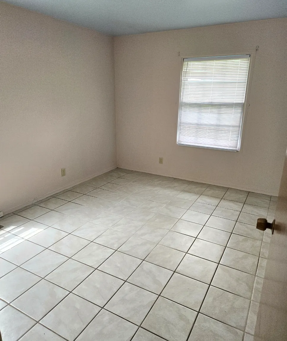 2 bed, 1200 sqft, $995 — Photo 3