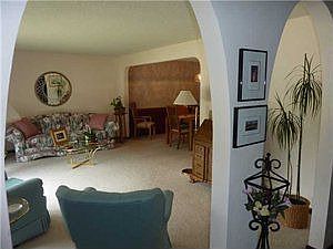 4th image of 209 Willowgrove St S