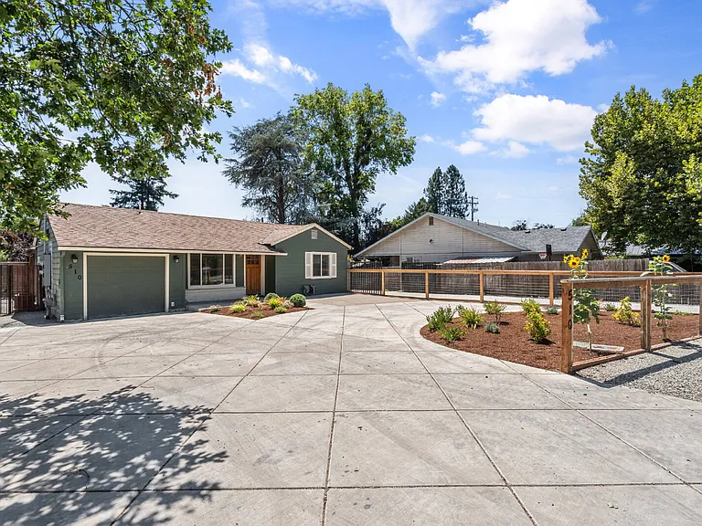 510 Keene Dr — Photo 3