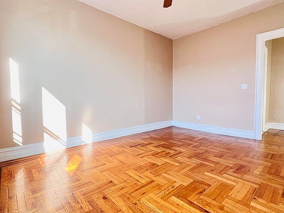 4th image of 118 Corbin Ave
