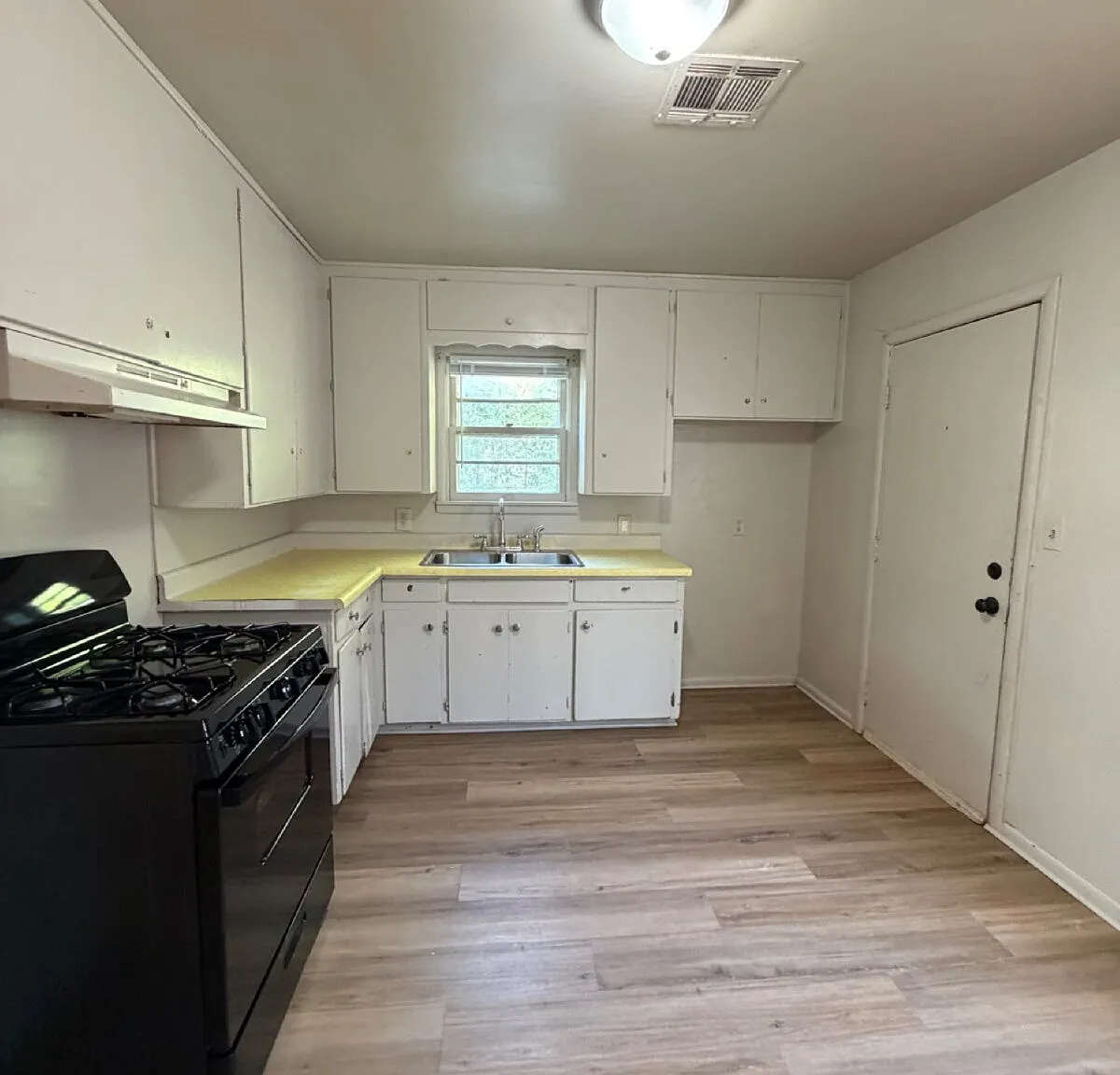 3 bed, 1.0 bath, 875 sqft, $995 — Photo 4