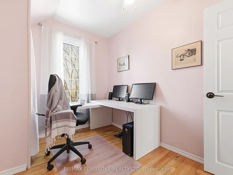 566 Perth St — Photo 32