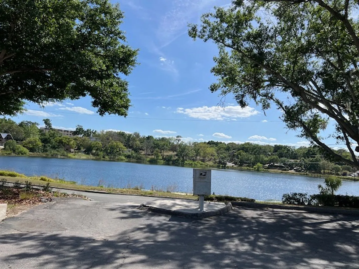 Sunnyside Lakeview 2br/2ba Apartment — Photo 3