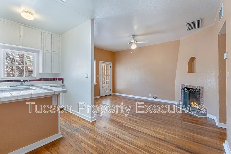 2 bed, 1.0 bath, 1000 sqft, $1,300 — Photo 3