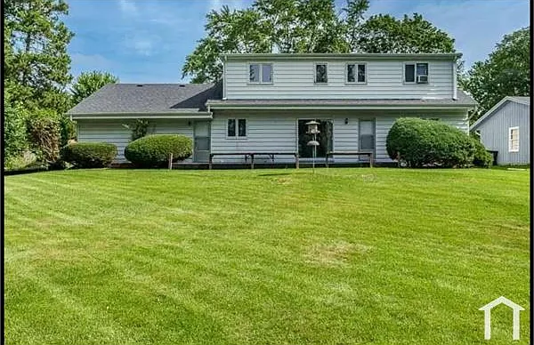 4 bed, 2400 sqft, $2,999 — Photo 2