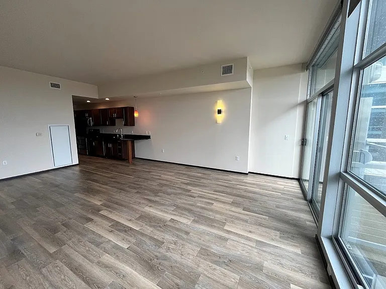 Galaxie High Rise Apartments — Photo 4