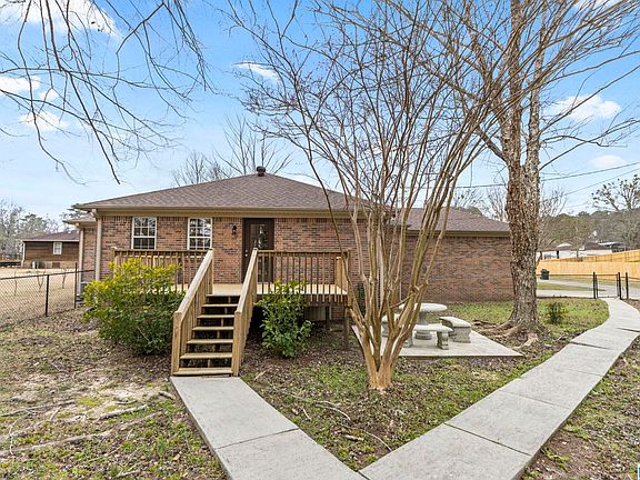 3rd image of 615 Maple St