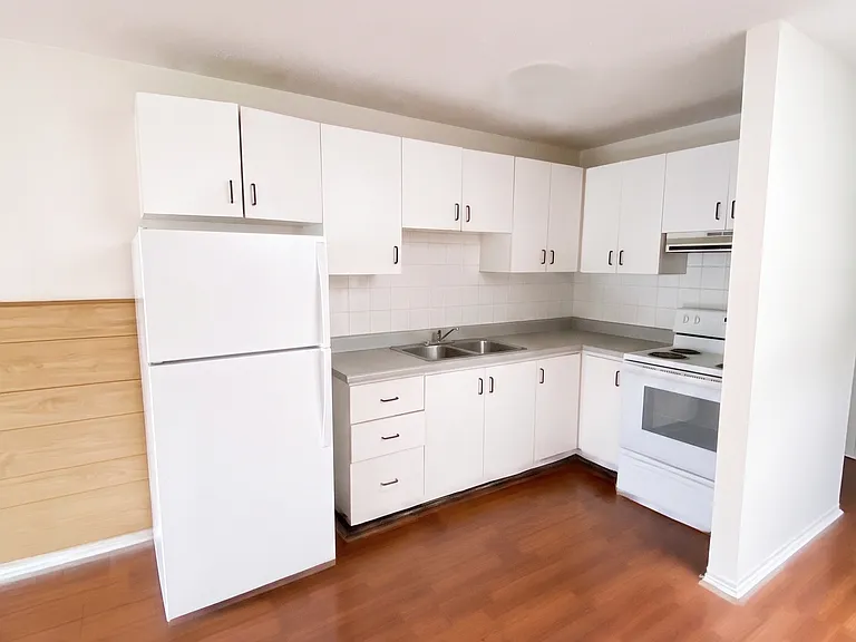 207 James St N #2 — Photo 5