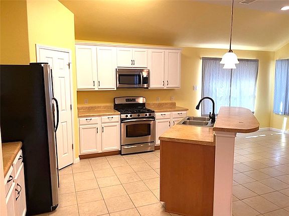 3rd image of 1202 Utopia Ln