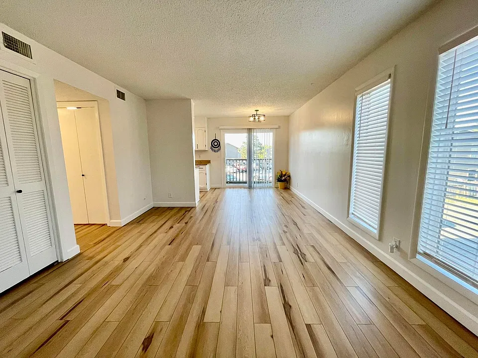6824 W Par Ln #4