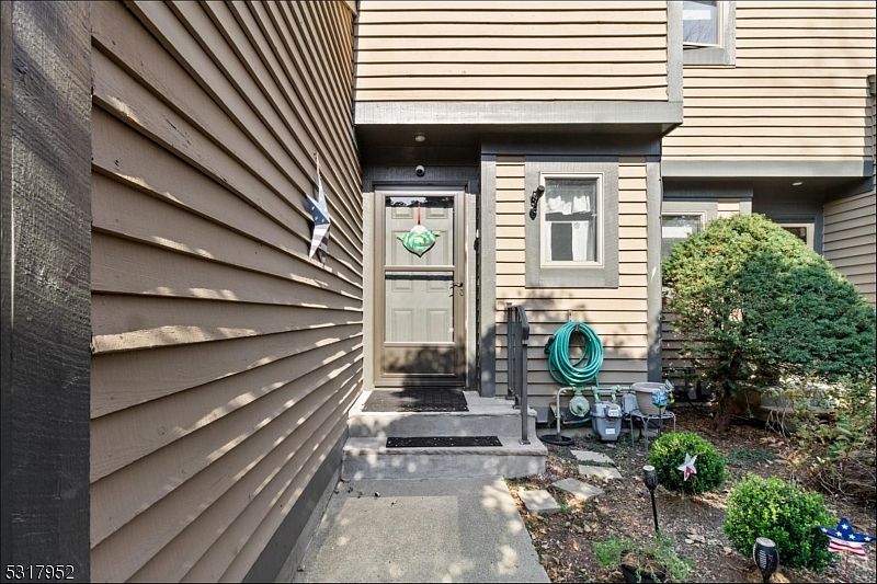 1st image of 231-4 Grant Ave #4